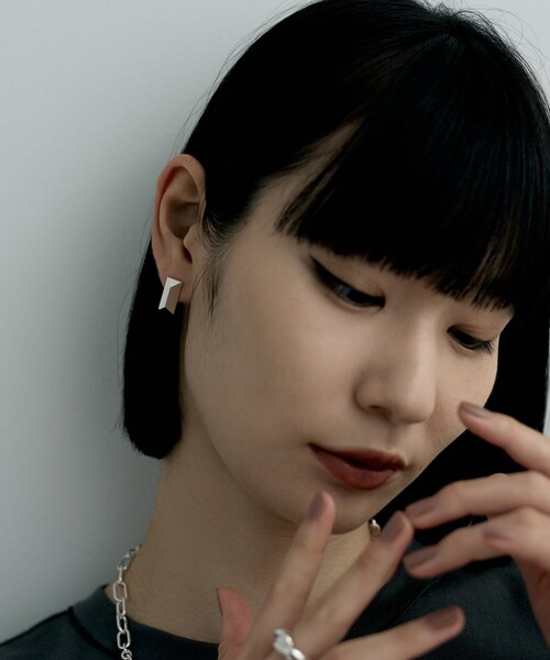 COCOSHNIK ONKITSCH（ココシュニックオンキッチュ）の「シルバー ロングピラミッド スタッドピアス（ピアス（両耳用）・レディース・シルバー・00）」の9枚目の写真