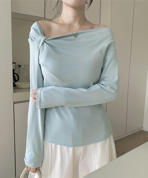 ReRe(リリ)の「ツイストネックオフショルトップス(Tシャツ/カットソー・レディース・ブルー/グレー/ブラック/ピンク/オフホワイト・FREE)」の4枚目の写真