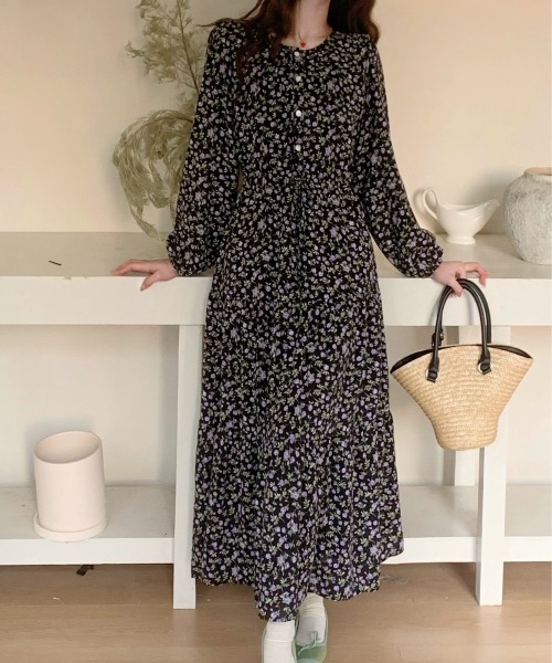 FINEnough(ファインナフ)の「サイケ風小花柄ウエストマークボタン付きティアード長袖ワンピース(ワンピース・レディース・ホワイト/ブラック・FREE)」の2枚目の写真