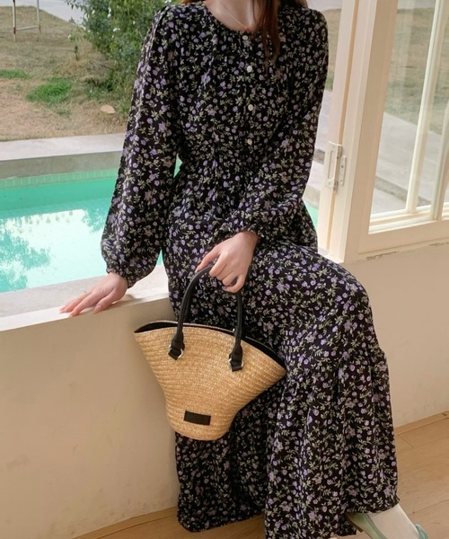 FINEnough(ファインナフ)の「サイケ風小花柄ウエストマークボタン付きティアード長袖ワンピース(ワンピース・レディース・ホワイト/ブラック・FREE)」の5枚目の写真