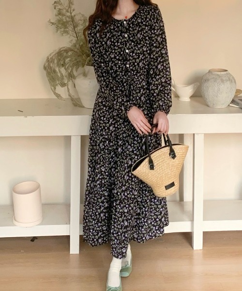 FINEnough(ファインナフ)の「サイケ風小花柄ウエストマークボタン付きティアード長袖ワンピース(ワンピース・レディース・ホワイト/ブラック・FREE)」の4枚目の写真