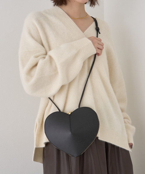 AULENTTI（オウレンティ）の「【AULENTTI/オウレンティ】ハート型ポシェット（ショルダーバッグ・レディース・ブラック・フリー）」の2枚目の写真