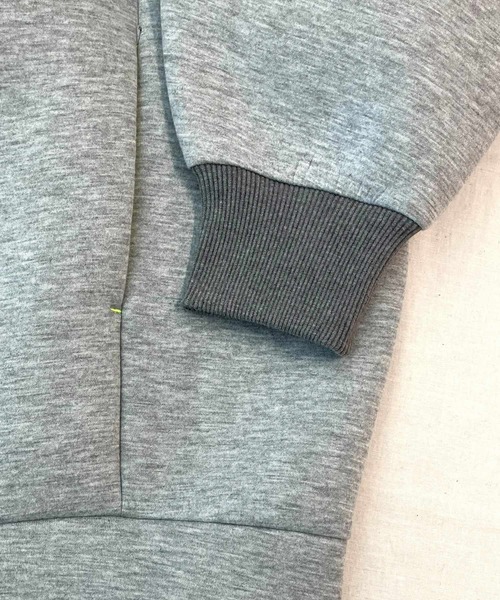 Q（キュー）の「ボンディングパーカー（パーカー・レディース・ライトグレー/チャコールグレー・MEDIUM）」の12枚目の写真