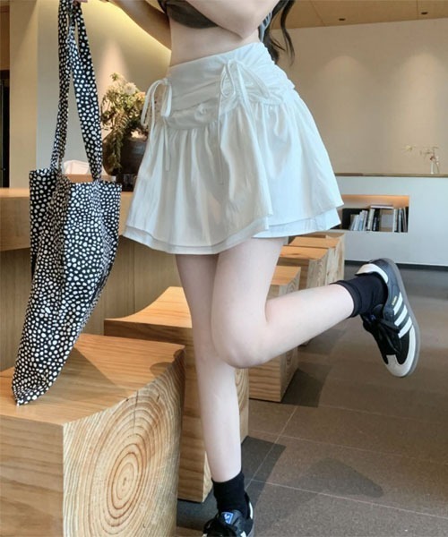 VIBGYOR Women（ヴィブジョー　ウィメン）の「【Mayree】ティアード ドロストデザイン リボン ミニ スカート（スカート・レディース・ホワイト/ブラック・MEDIUM/LARGE/SMALL）」の4枚目の写真