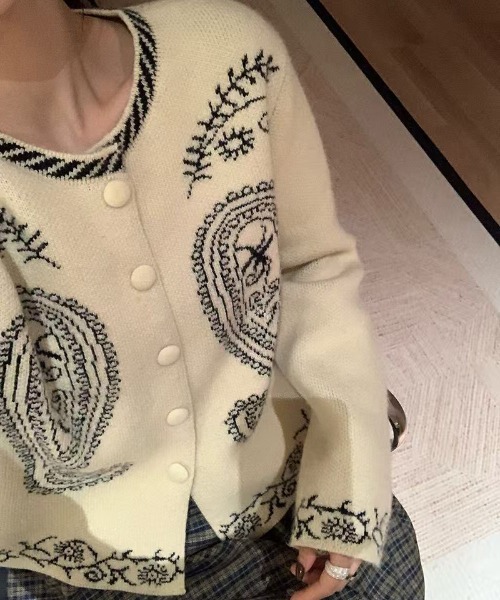 Vipoa(ヴィポア)の「Paisley jacquard knit cardigan(カーディガン/ボレロ・レディース・アイボリー/ブラック・FREE)」の18枚目の写真