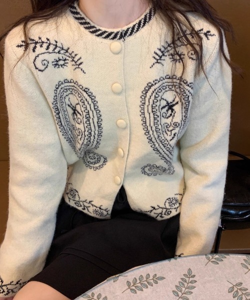Vipoa(ヴィポア)の「Paisley jacquard knit cardigan(カーディガン/ボレロ・レディース・アイボリー/ブラック・FREE)」の14枚目の写真