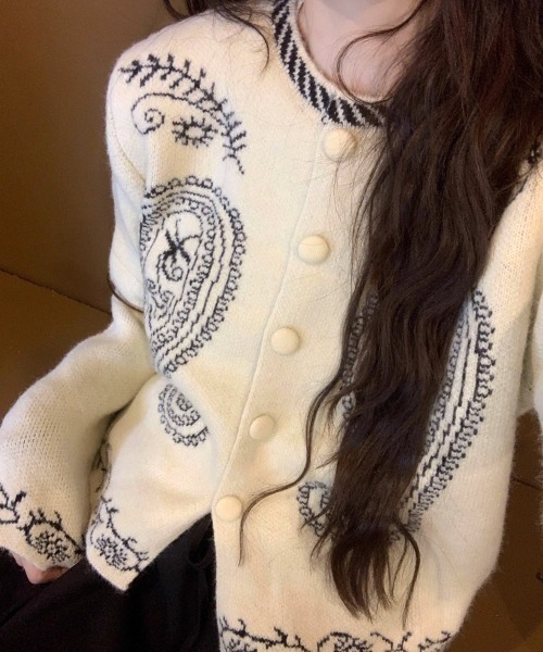 Vipoa(ヴィポア)の「Paisley jacquard knit cardigan(カーディガン/ボレロ・レディース・アイボリー/ブラック・FREE)」の3枚目の写真