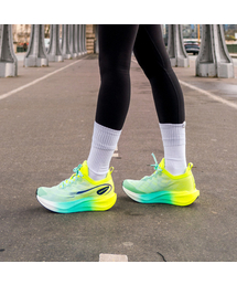 Chubasco（チュバスコ）の「REVONIX カーボン化 スウィフトX-Pro ランニングシューズ CSX76 ミント/イエロー（その他シューズ）」