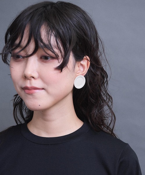 I am I in fact...（アイアムアイインファクト）の「plate イヤリング（イヤリング・レディース・ホワイト・FREE）」の3枚目の写真
