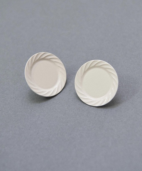 I am I in fact...（アイアムアイインファクト）の「plate イヤリング（イヤリング・レディース・ホワイト・FREE）」の2枚目の写真
