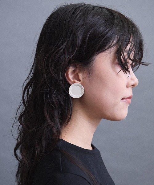 I am I in fact...（アイアムアイインファクト）の「plate イヤリング（イヤリング・レディース・ホワイト・FREE）」の4枚目の写真