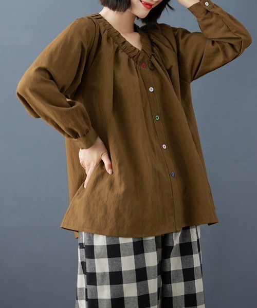 ONEP STAR(ワンピスター)の「カラーボタンギャザーブラウス(シャツ/ブラウス・レディース・ライトブルー/タン・X-LARGE/LARGE/MEDIUM)」の2枚目の写真