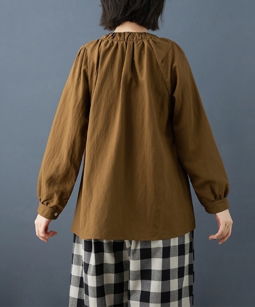 ONEP STAR(ワンピスター)の「カラーボタンギャザーブラウス(シャツ/ブラウス・レディース・ライトブルー/タン・X-LARGE/LARGE/MEDIUM)」の18枚目の写真