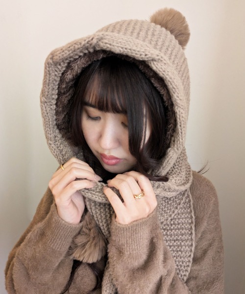 styiro（スタイロ）の「あったか裏起毛ポンポンニットフーディーマフラー（ネックウォーマー/スヌード・レディース・ブラック/レッド/グレー/モカ・FREE）」の4枚目の写真
