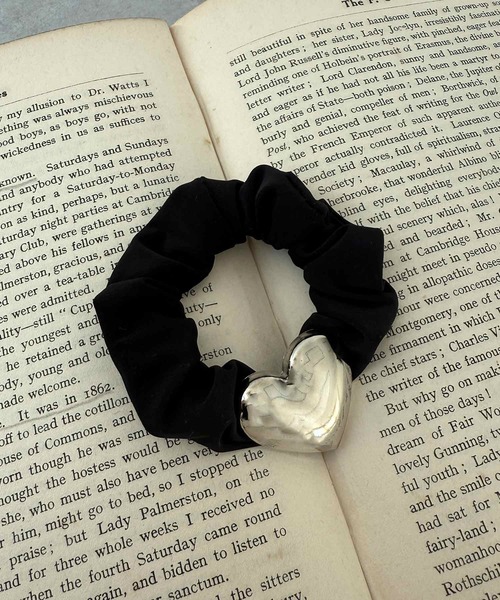 kutir（クティール）の「kutirlune／メタルハートシュシュ（シュシュ・レディース・ゴールド/シルバー・FREE）」の4枚目の写真