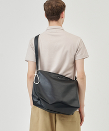 THE-ABON（エイボン）の「ビッグサークルフェイクレザークロスバッグブラック（メッセンジャーバッグ）」