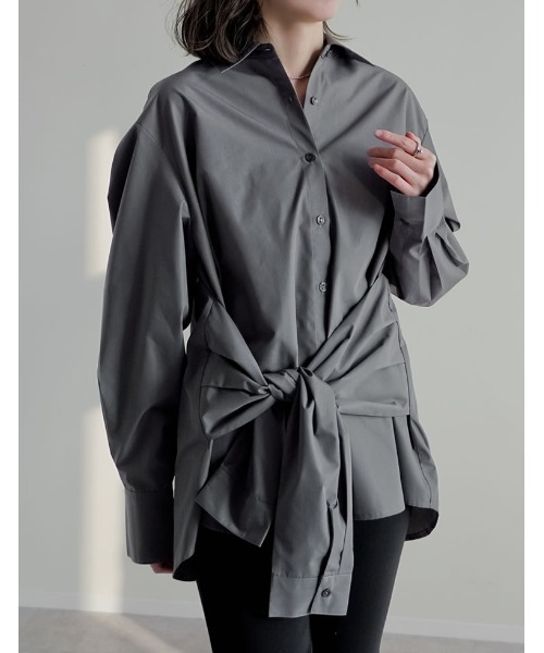 Re:EDIT（リエディ）の「[2026S/S COLLECTION]ブロード無地＆ストライプウエスト巻きデザインシャツ（シャツ/ブラウス・レディース・ベージュ系/ホワイト/チャコールグレー/ブルー・MEDIUM/LARGE）」の3枚目の写真