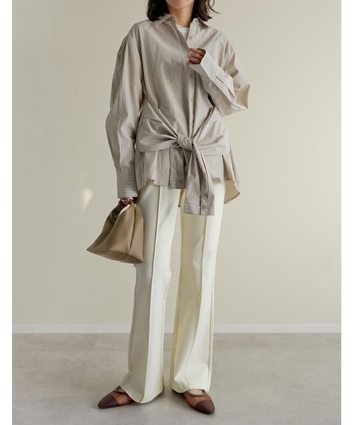 Re:EDIT（リエディ）の「[2026S/S COLLECTION]ブロード無地＆ストライプウエスト巻きデザインシャツ（シャツ/ブラウス・レディース・ベージュ系/ホワイト/チャコールグレー/ブルー・MEDIUM/LARGE）」の19枚目の写真