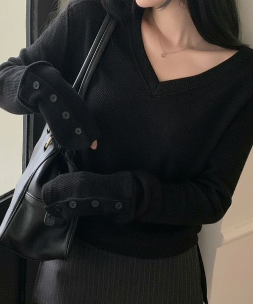 VIVID LADY(ビビッドレディー)の「スリーブボタン付き Vネック リブニットトップス(ニット/セーター・レディース・ネイビー/ブラック/グレー・FREE)」の1枚目の写真