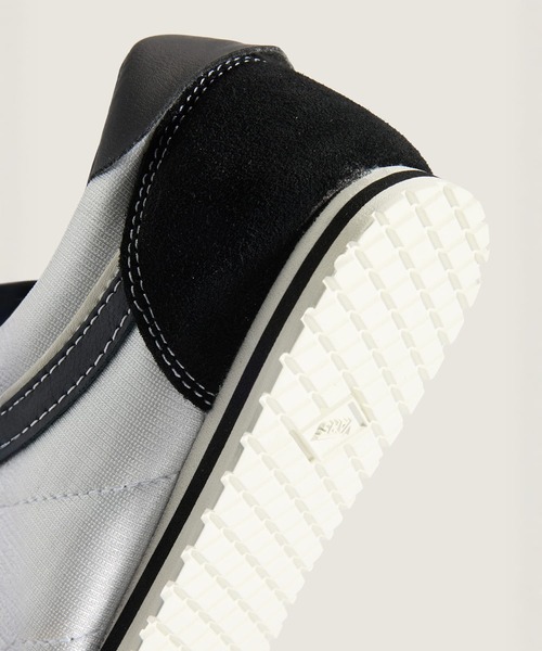 VANS(バンズ)の「スーパーロープロ デュアルレース サテン / Super Lowpro SATIN BLACK/SILVE VN000D83IAS1(スニーカー・メンズ・ブラック×シルバー・12/10.5/10/9.5/9/8.5/8/7.5/7/6.5/6/5.5/5/4.5/4/11)」の6枚目の写真