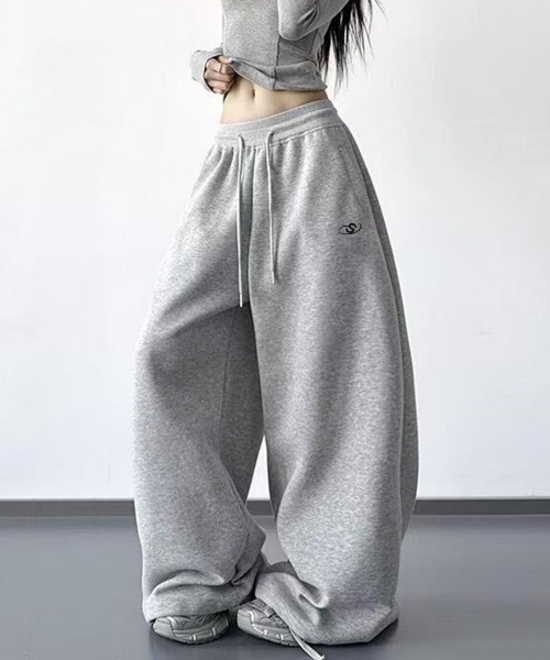 ロゴ入りスエットパンツ　グレー　LABODY セール】【春夏新作】ワンポイント刺繍極太スエットパンツ（スウェット