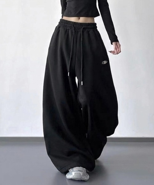 LADY LIKE(レディライク)の「【春夏新作】ワンポイント刺繍極太スエットパンツ(スウェットパンツ・レディース・ダークグレー/ブラック/グレー・M)」の1枚目の写真