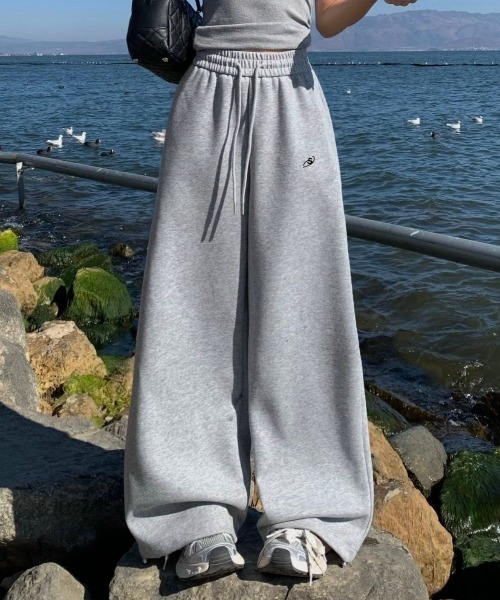 LADY LIKE(レディライク)の「【春夏新作】ワンポイント刺繍極太スエットパンツ(スウェットパンツ・レディース・ダークグレー/ブラック/グレー・M)」の17枚目の写真