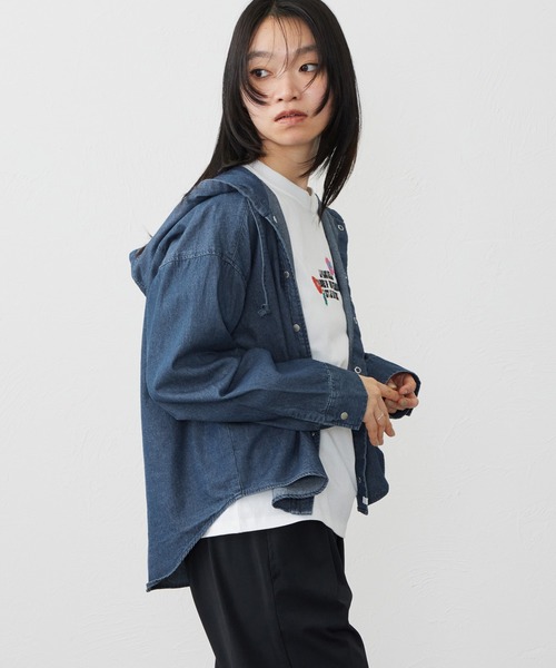 SOMETHING(サムシング)の「SOMETHING フーデットデニムシャツ(シャツ/ブラウス・レディース・ライトインディゴブルー/ダークインディゴブルー・FREE)」の5枚目の写真
