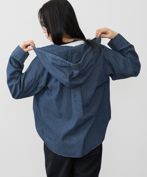 SOMETHING(サムシング)の「SOMETHING フーデットデニムシャツ(シャツ/ブラウス・レディース・ライトインディゴブルー/ダークインディゴブルー・FREE)」の6枚目の写真
