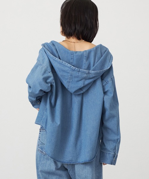 SOMETHING(サムシング)の「SOMETHING フーデットデニムシャツ(シャツ/ブラウス・レディース・ライトインディゴブルー/ダークインディゴブルー・FREE)」の13枚目の写真
