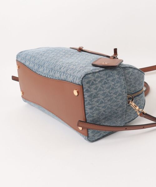 MICHAEL KORS(マイケルコース)の「JET SET TRAVEL デニム ダッフル クロスボディ ミディアム - MKシグネチャー(ショルダーバッグ・レディース・ブルー系・FREE)」の6枚目の写真