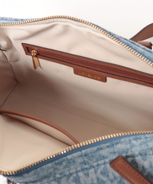 MICHAEL KORS(マイケルコース)の「JET SET TRAVEL デニム ダッフル クロスボディ ミディアム - MKシグネチャー(ショルダーバッグ・レディース・ブルー系・FREE)」の7枚目の写真