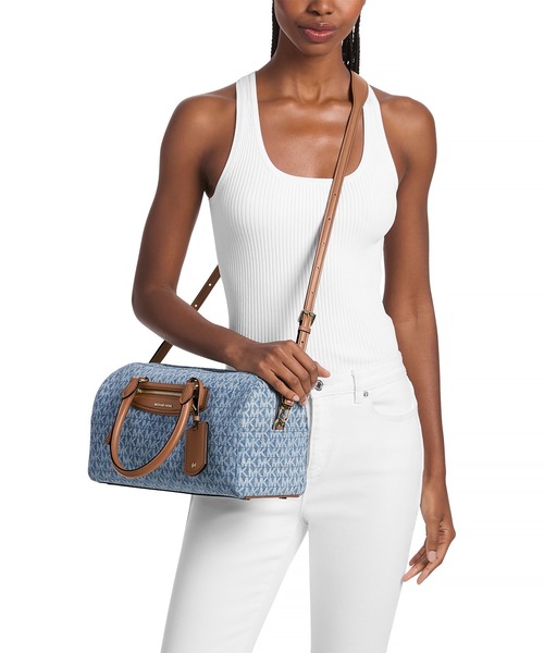 MICHAEL KORS(マイケルコース)の「JET SET TRAVEL デニム ダッフル クロスボディ ミディアム - MKシグネチャー(ショルダーバッグ・レディース・ブルー系・FREE)」の2枚目の写真