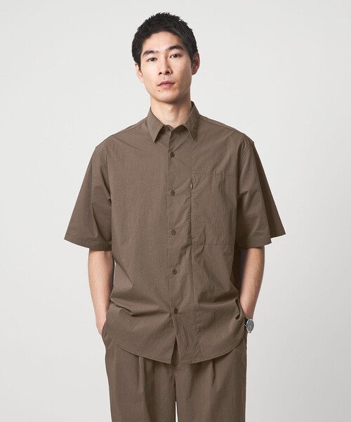 green label relaxing（グリーンレーベルリラクシング）の「WONDER CLOTH ジャストルーズ レギュラーカラー 半袖 シャツ -ストレッチ・接触冷感・吸水速乾-（シャツ/ブラウス・メンズ・モカ/ダークグレー/ブラック・XL/L/M/S）」の3枚目の写真