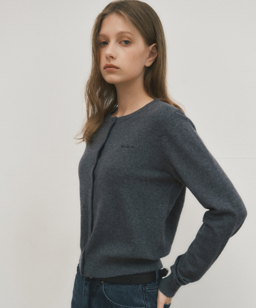WEDNESDAYOASISFORWOMEN（ウェンズデー オアシス フォー ウーマン）の「カシミヤブレンドレタリングニットカーディガン_CHARCOAL(WC25-KN46)（ニット/セーター・レディース・チャコール・FREE）」の2枚目の写真