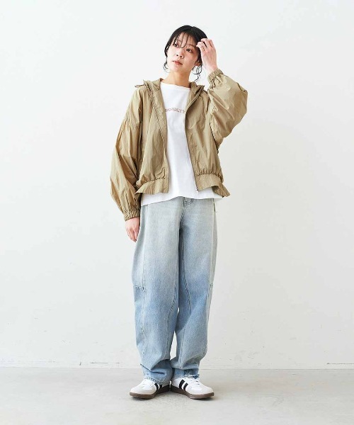 Live in comfort（リブインコンフォート）の「リブ　イン　コンフォート　くぼっち★とコラボ　着ていないみたいな軽やかさ！すそフレアーが上品な　ＵＶカット撥水ブルゾン〈ベージュ〉（ブルゾン・レディース・ベージュ・M/S/3L/LL/L/4L）」の2枚目の写真