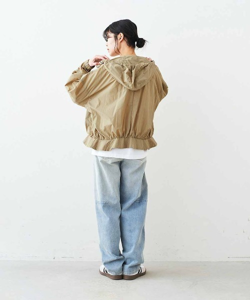 Live in comfort（リブインコンフォート）の「リブ　イン　コンフォート　くぼっち★とコラボ　着ていないみたいな軽やかさ！すそフレアーが上品な　ＵＶカット撥水ブルゾン〈ベージュ〉（ブルゾン・レディース・ベージュ・M/S/3L/LL/L/4L）」の4枚目の写真