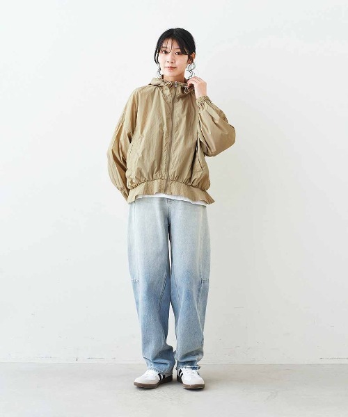 Live in comfort（リブインコンフォート）の「リブ　イン　コンフォート　くぼっち★とコラボ　着ていないみたいな軽やかさ！すそフレアーが上品な　ＵＶカット撥水ブルゾン〈ベージュ〉（ブルゾン・レディース・ベージュ・M/S/3L/LL/L/4L）」の5枚目の写真