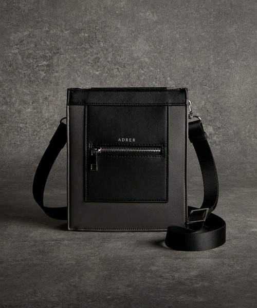 ADRER(アドラー)の「ADRER The Shoulder Bag Ver.2 / ADRER ザ ショルダーバッグ Ver.2(ショルダーバッグ・メンズ・ブラック/グレー・FREE)」の2枚目の写真