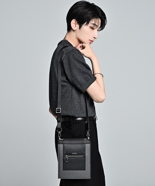 ADRER(アドラー)の「ADRER The Shoulder Bag Ver.2 / ADRER ザ ショルダーバッグ Ver.2(ショルダーバッグ・メンズ・ブラック/グレー・FREE)」の3枚目の写真