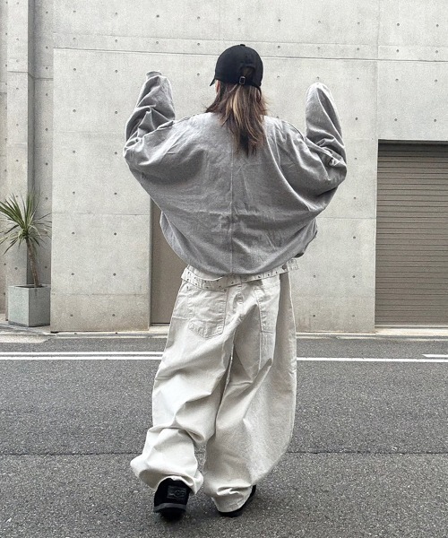 YACA(ヤーカ)の「Volume Sleeve Long Shirt/ボリュームスリーブロングシャツ【unisex item】(Tシャツ/カットソー・レディース・グレー/ホワイト・FREE)」の7枚目の写真