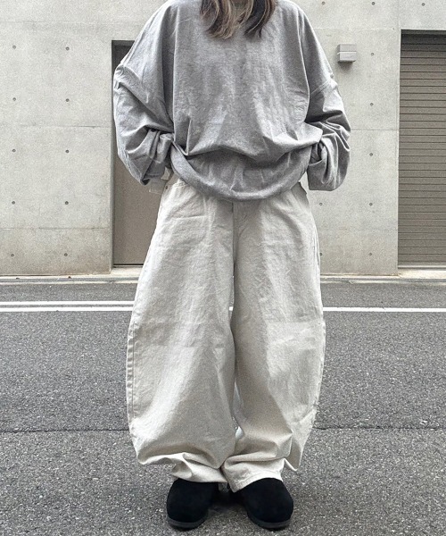 YACA(ヤーカ)の「Volume Sleeve Long Shirt/ボリュームスリーブロングシャツ【unisex item】(Tシャツ/カットソー・レディース・グレー/ホワイト・FREE)」の13枚目の写真