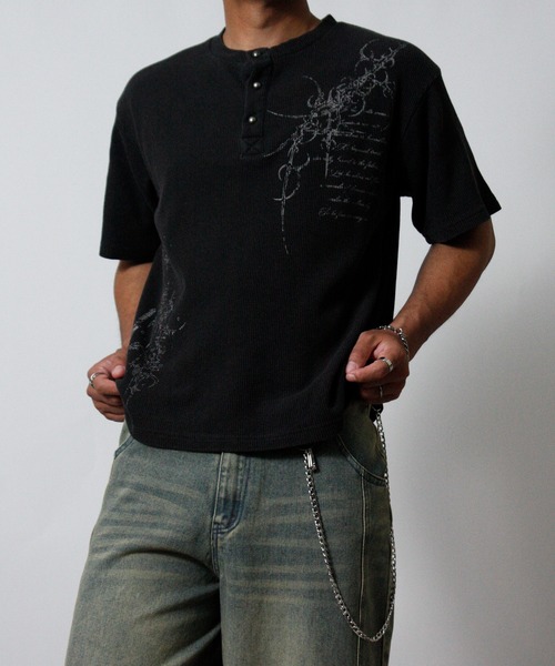 NYLAUS（ナイラス）の「【NYS】トライバルプリント ヴィンテージ ヘンリーネック ワッフルTシャツ 半袖 ショート丈（Tシャツ/カットソー・メンズ・ワインレッド/チャコール/アイボリー・L/M）」の3枚目の写真