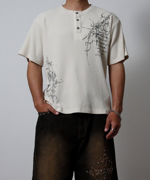 NYLAUS（ナイラス）の「【NYS】トライバルプリント ヴィンテージ ヘンリーネック ワッフルTシャツ 半袖 ショート丈（Tシャツ/カットソー・メンズ・ワインレッド/チャコール/アイボリー・L/M）」の4枚目の写真