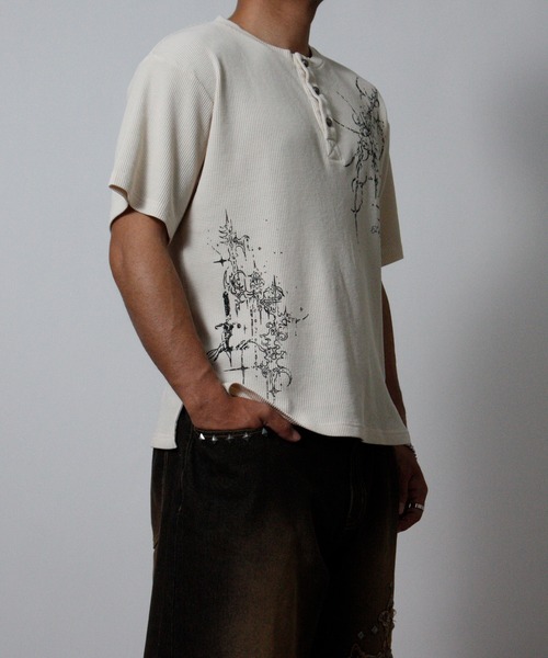NYLAUS（ナイラス）の「【NYS】トライバルプリント ヴィンテージ ヘンリーネック ワッフルTシャツ 半袖 ショート丈（Tシャツ/カットソー・メンズ・ワインレッド/チャコール/アイボリー・L/M）」の5枚目の写真