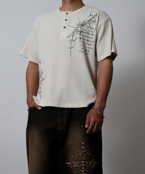 NYLAUS（ナイラス）の「【NYS】トライバルプリント ヴィンテージ ヘンリーネック ワッフルTシャツ 半袖 ショート丈（Tシャツ/カットソー・メンズ・ワインレッド/チャコール/アイボリー・L/M）」の7枚目の写真