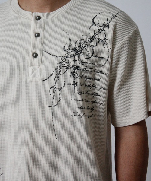 NYLAUS（ナイラス）の「【NYS】トライバルプリント ヴィンテージ ヘンリーネック ワッフルTシャツ 半袖 ショート丈（Tシャツ/カットソー・メンズ・ワインレッド/チャコール/アイボリー・L/M）」の11枚目の写真