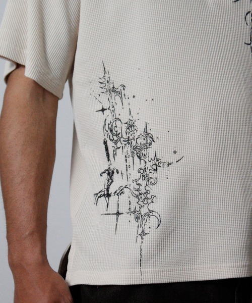 NYLAUS（ナイラス）の「【NYS】トライバルプリント ヴィンテージ ヘンリーネック ワッフルTシャツ 半袖 ショート丈（Tシャツ/カットソー・メンズ・ワインレッド/チャコール/アイボリー・L/M）」の12枚目の写真