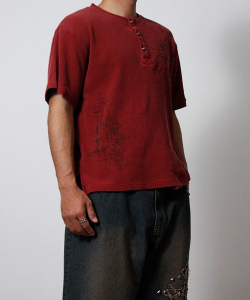 NYLAUS（ナイラス）の「【NYS】トライバルプリント ヴィンテージ ヘンリーネック ワッフルTシャツ 半袖 ショート丈（Tシャツ/カットソー・メンズ・ワインレッド/チャコール/アイボリー・L/M）」の14枚目の写真