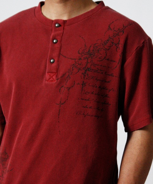 NYLAUS（ナイラス）の「【NYS】トライバルプリント ヴィンテージ ヘンリーネック ワッフルTシャツ 半袖 ショート丈（Tシャツ/カットソー・メンズ・ワインレッド/チャコール/アイボリー・L/M）」の20枚目の写真